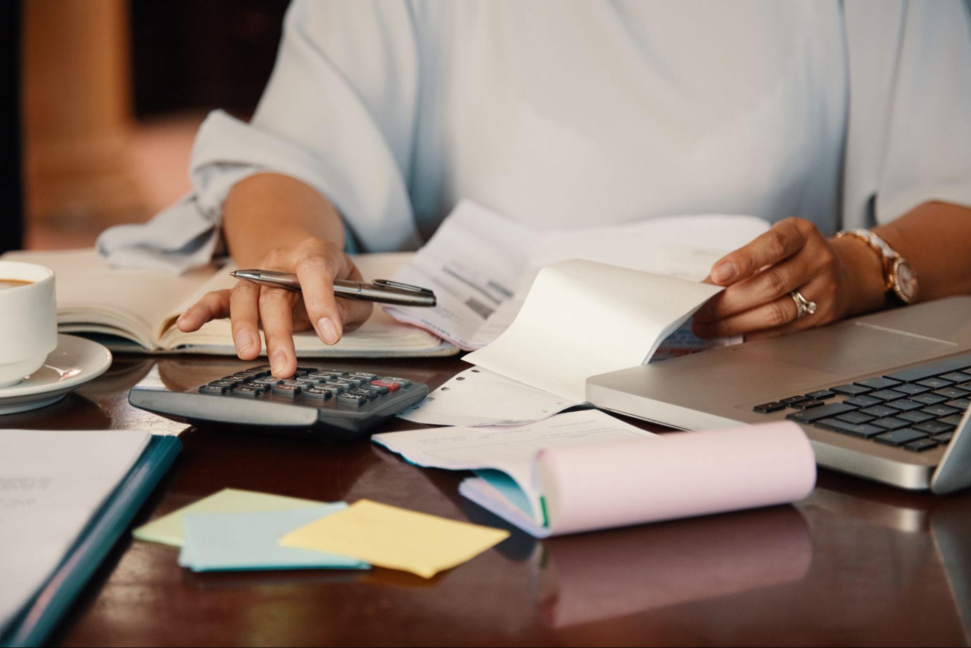 As deduções fiscais são possibilidades para reduzir os valores descontados dos impostos de prestadores de serviço.